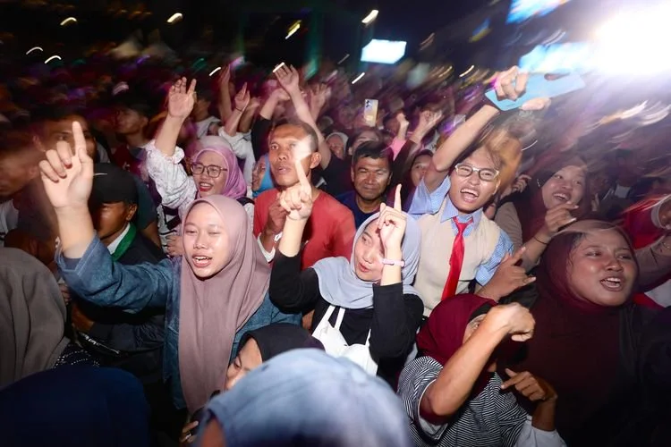 Warga mengikuti pertunjukan musik dengan berjoget bersama pada rangkaian perayaan HUT ke-499 Jakarta di kawasan Bundaran Hotel Indonesia (HI), Jakarta Pusat. Dok. Jakarta.go.id