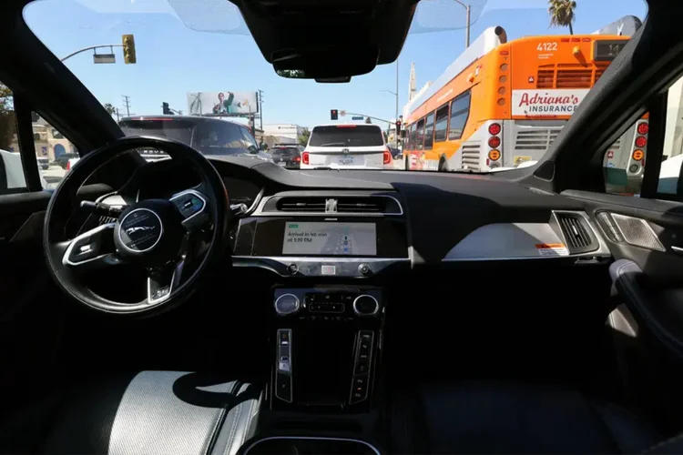 Tampak dalam mobil robotaxi Waymo.