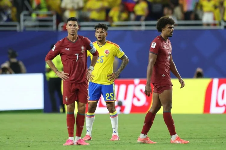 Luis Suarez, bereaksi di dekat penyerang Portugal, Cristiano Ronaldo, usai pertandingan sepak bola Grup K Piala Dunia 2026 antara Kolombia dan Portugal di Miami Stadium, Miami Gardens, pada 27 Juni 2026.