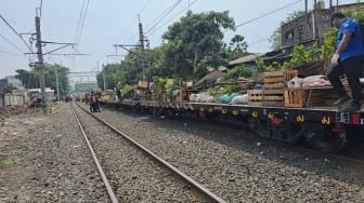 183 Warga Pinggir Rel Senen Direlokasi, KAI Ratakan Puluhan Bangunan Liar