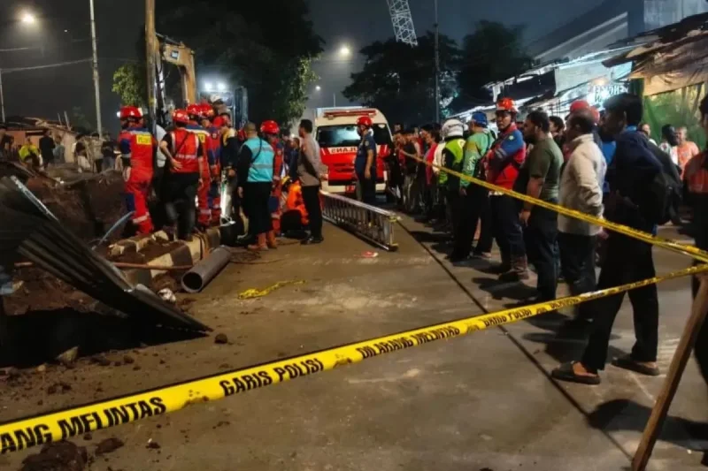 Detik-detik Penyelamatan Bocah yang Terjebak 4 Jam di Lubang Proyek di Tebet Jaksel