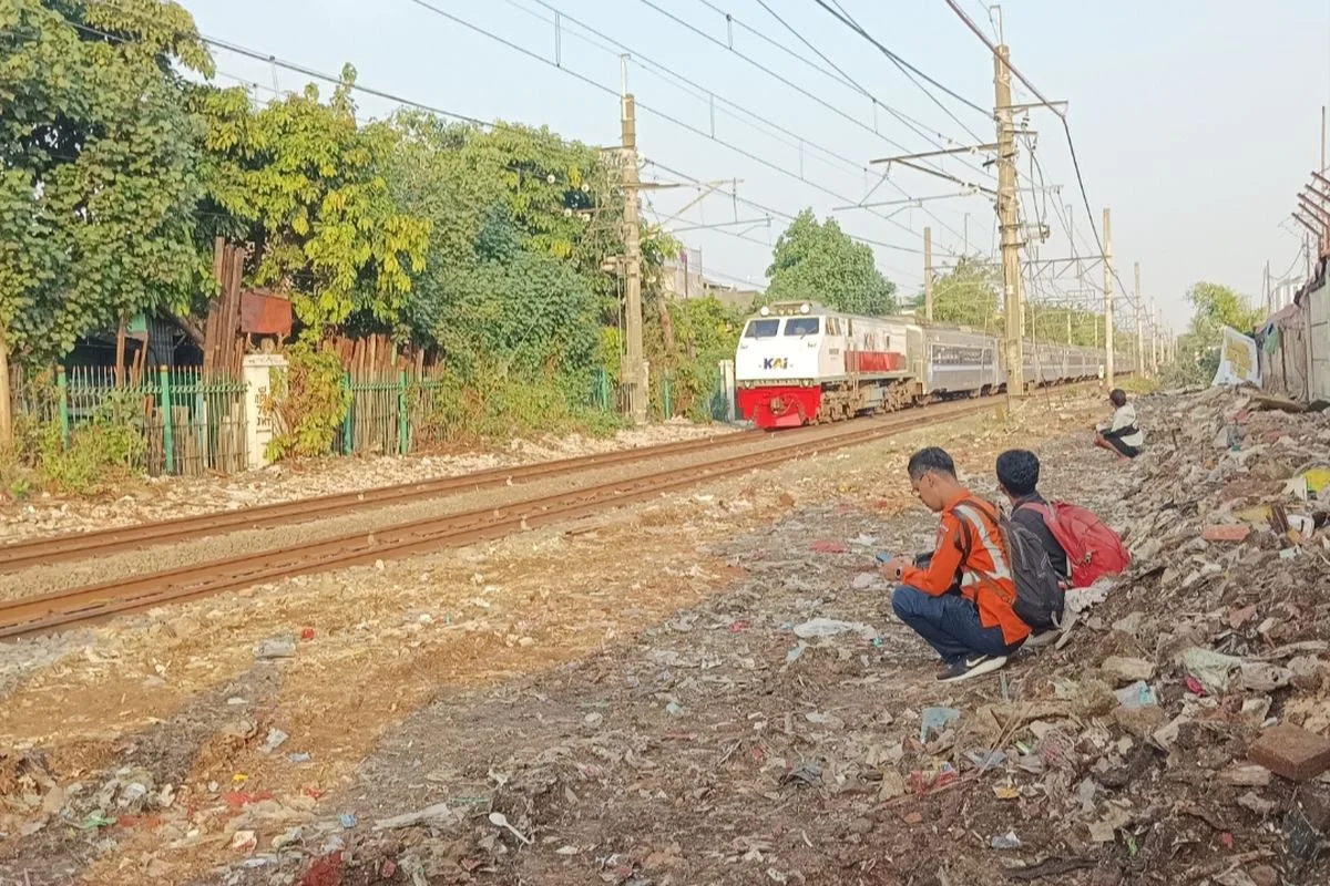 Kawasan bantaran rel samping Pasar Gaplok, Kelurahan Kramat, Kecamatan Senen, Jakarta Pusat, sudah bersih dari rumah-rumah liar warga pada Minggu (28/6/2026). 