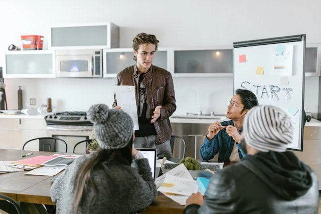 ilustrasi diskusi kantor (pexels.com/RDNE Stock Project)