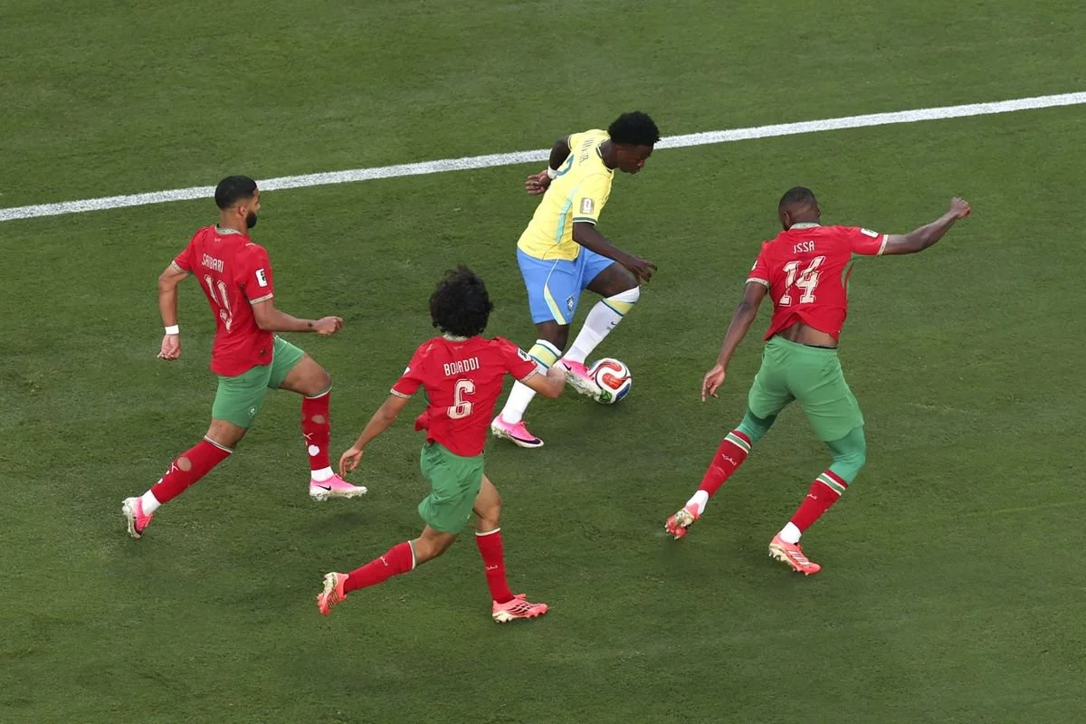 Penyerang timnas Brasil Vinicius Jr dikepung pemain lawan pada pertandingan Grup C antara Brasil dan Maroko di Piala Dunia FIFA 2026 di Stadion New York New Jersey di New York, Amerika Serikat, 13 Juni 2026.