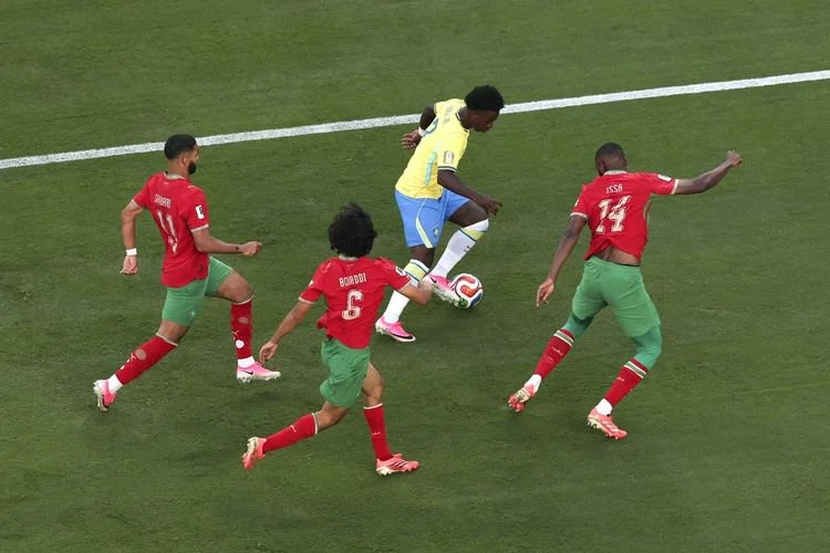 Penyerang timnas Brasil Vinicius Jr dikepung pemain lawan pada pertandingan Grup C antara Brasil dan Maroko di Piala Dunia FIFA 2026 di Stadion New York New Jersey di New York, Amerika Serikat, 13 Juni 2026.