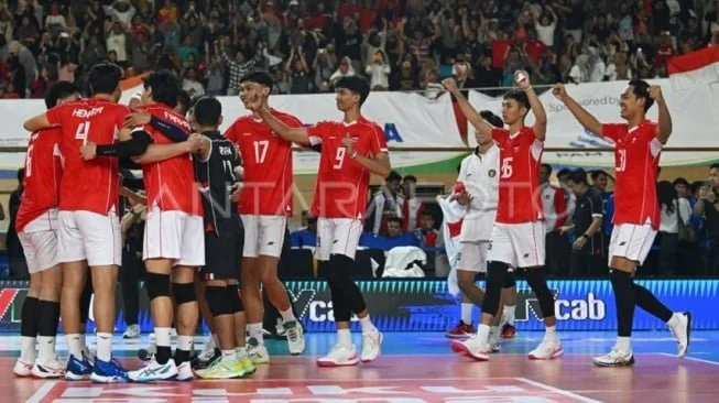 Sejumlah pevoli putra dan tim pelatih Timnas Indonesia berselebrasi usai menjuarai leg 2 SEA Volley League 2025. (Dok. Antara)