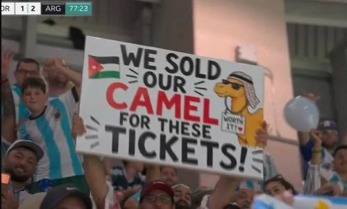 Seorang pria rela menjual unta demi menyaksikan laga Timnas Argentina vs Yordania di stadion. (Foto: X/@idextratime)