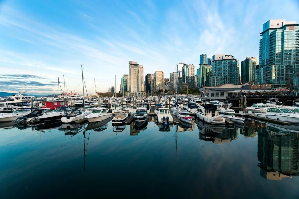 ilustrasi pemandangan di Coal Harbour (unsplash.com/Vlad D)