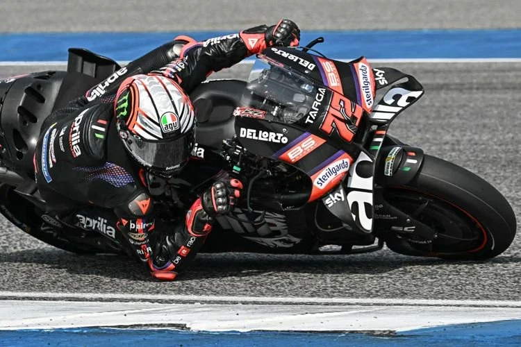 PebalapAprilia Racing, Marco Bezzecchi, beraksi dalam sesi Practice di Sirkuit Internasional Buriram di Buriram pada 27 Februari 2026, jelang Grand Prix MotoGP Thailand. (Foto oleh Lillian SUWANRUMPHA / AFP)