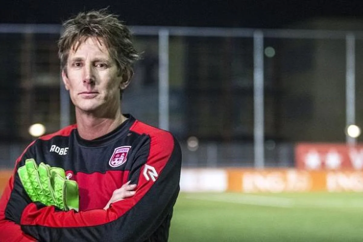 Mantan penjaga gawang tim nasional Belanda, Edwin van der Sar, kembali merumput dalam sebuah laga bersama klub amatir, VV Noordwijk, Sabtu (12/3/2016).