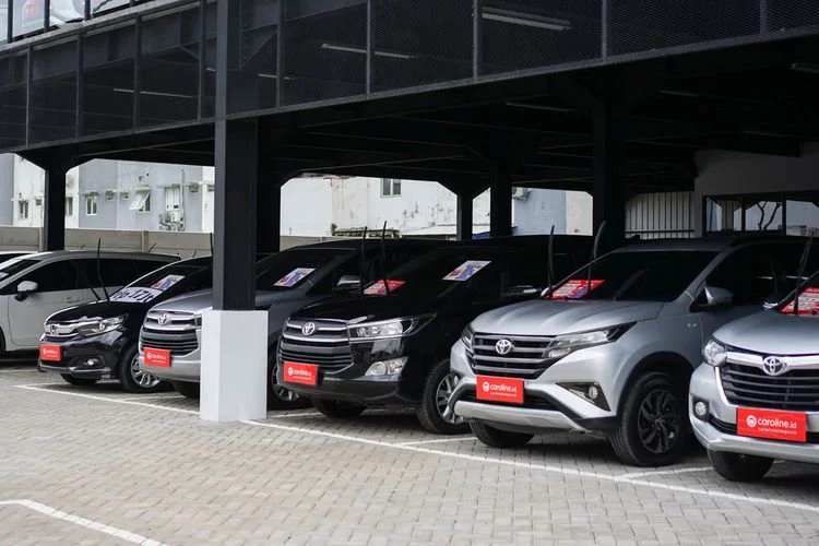 Deretan mobil bekas di Flagship Showroom Caroline Serpong