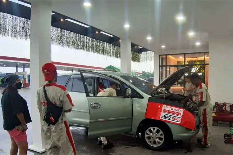 Mekanik Auto2000 sedang melayani AutoFamily di Posko Siaga Cikampek Rest Area Km 57
