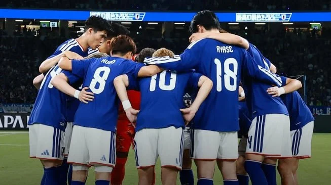 Timnas Jepang membidik perempat final Piala Dunia 2026 dengan taktik tiga bek ala Hajime Moriyasu. Meski dihantam cedera, Samurai Blue tetap optimistis. [Dok. JFA]