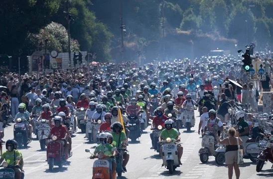 Parade tersebut dipimpin oleh para ketua Vespa Club dari 67 negara yang hadir dalam perayaan bersejarah ini.
