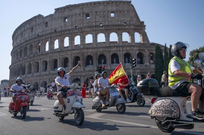 Parade Vespa Terbesar Sepanjang Sejarah, 25.000 Vespa dari 67 Negara Padati Kota Roma