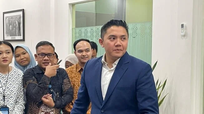 Sekretaris Kabinet (Seskab) Teddy Indra Wijaya di Komplek Istana Kepresidenan, Jakarta, Jumat (10/4/2026). [Suara.com/Bagaskara]