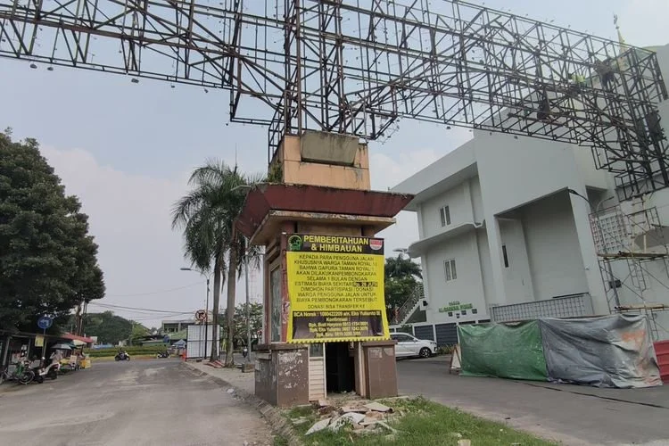 Kondisi gapura di Taman Royal, Cipondoh, Kota Tangerang yang dibongkar dengan anggaran warga sebanyak Rp 26 juta.
