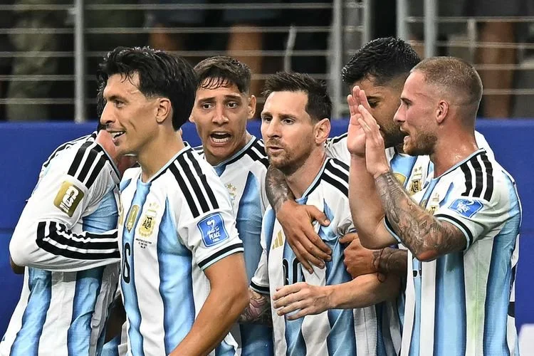 Lionel Messi (tengah) merayakan gol dengan rekan satu timnya dalam pertandingan sepak bola Grup J Piala Dunia 2026 Argentina vs Austria di Stadion Dallas di Arlington pada 22 Juni 2026. (Foto oleh Paul ELLIS / AFP)