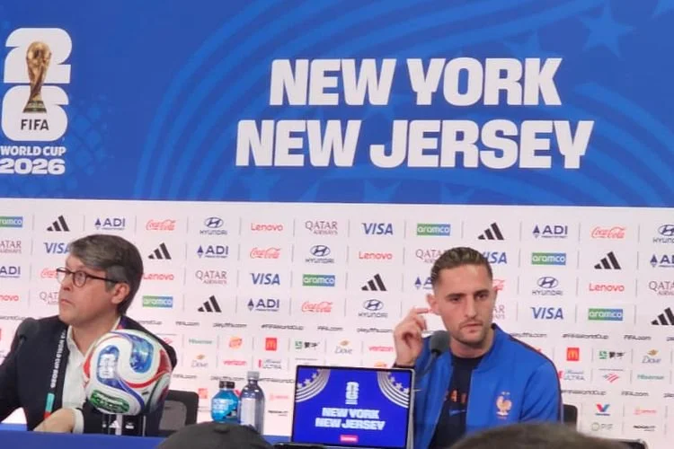 Adrien Rabiot menjawab pertanyaan wartawan dalam sesi konferensi pers di Stadion New York/New Jersey, Senin (29/6/2026) jelang laga 32 besar Piala Dunia 2026 Perancis vs Swedia. 