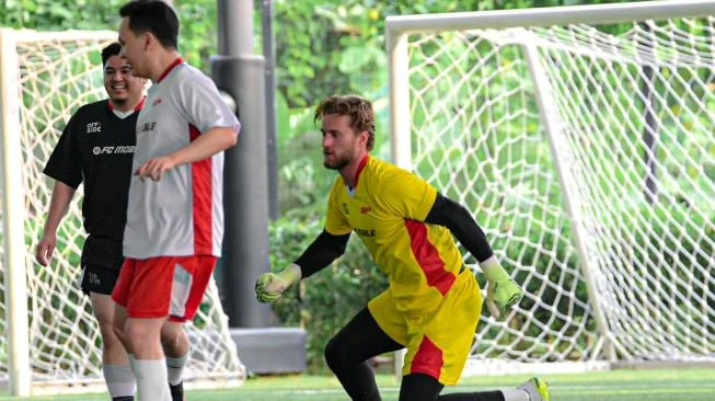 Edwin van der Sar Sukses Gegerkan Jakarta, Coaching Clinic hingga Fun Match Bareng Fans Diserbu Penggemar (dok. Offside Corp).