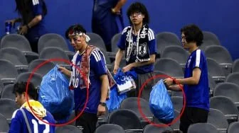 Bukan Sekadar Tempat Sampah! Rahasia Kantong Biru Suporter Jepang yang Bikin Stadion Spektakuler