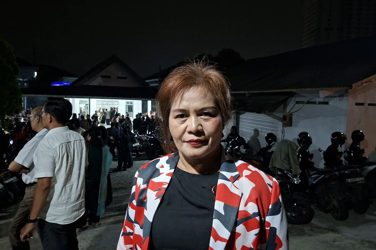 Ketua Pemberdayaan Perempuan Pemuda Batak Bersatu Kota Depok, Elsinar Simamora saat diwawancarai di depan Rumah Duka YLCC GBI Kamboja, Kota Depok, Senin (29/6/2026)
