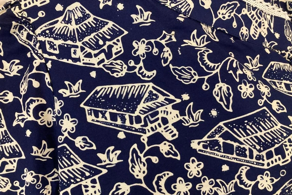 Batik Betawi motif rumah adat Betawi khas Kampung Gandaria, Gandaria Selatan, Cilandak, Jakarta Selatan, karya Gandaria Batik Betawi.