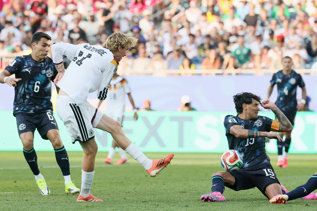 Bek Timnas Paraguay nomor punggung 15, Gustavo Gomez, merebut bola dari penyerang Timnas Jerman Nick Woltemade, dalam pertandingan babak 32 besar Piala Dunia 2026 antara Jerman dan Paraguay di Boston Stadium, Foxborough, pada Selasa (30/6/2025) pagi WIB