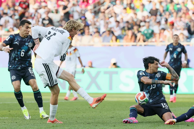 Bek Timnas Paraguay nomor punggung 15, Gustavo Gomez, merebut bola dari penyerang Timnas Jerman Nick Woltemade, dalam pertandingan babak 32 besar Piala Dunia 2026 antara Jerman dan Paraguay di Boston Stadium, Foxborough, pada Selasa (30/6/2025) pagi WIB