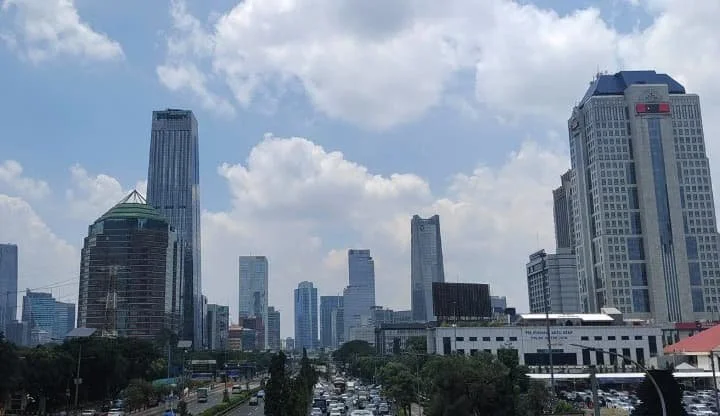 BMKG Prakirakan Sebagian Wilayah Jakarta Cerah pada Selasa Pagi, Hujan Ringan Berpotensi Sore Hari