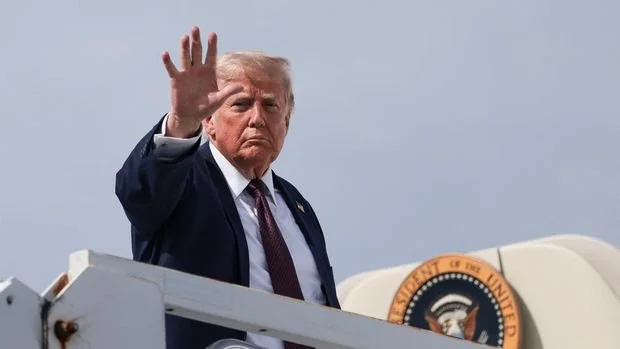 U.S. President Donald Trump boards Air Force One as he departs Reading Regional Airport in Reading, Pennsylvania, U.S., June 23, 2026. REUTERS/Evelyn Hockstein