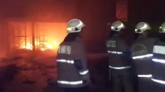 Gudang di Cakung Terbakar Hebat, Damkar Berjibaku Hampir 5 Jam Jinakkan Api