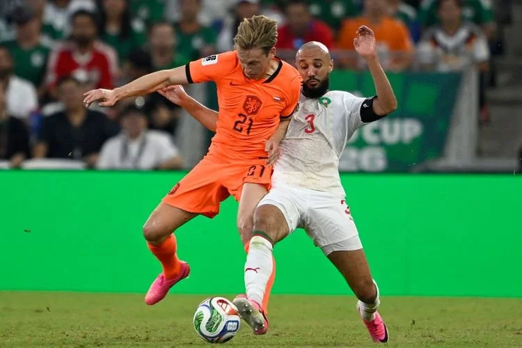 Gelandang timnas Belanda, Frenkie de Jong, dan bek Maroko, Noussair Mazraoui, berebut bola pada laga babak 32 besar Piala Dunia 2026 antara Belanda dan Maroko di Stadion Monterrey di Guadalupe pada 29 Juni 2026.