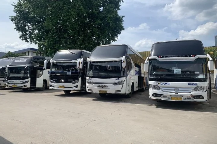 Bus Damri di Pool Damri Kemayoran, Selasa (25/11/2025).