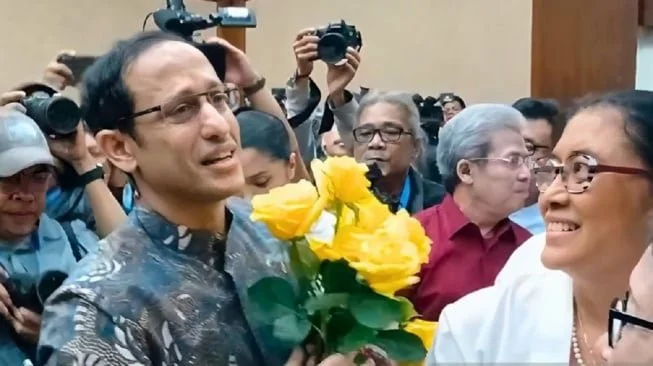 Menteri Pendidikan, Kebudayaan, Riset, dan Teknologi periode 2019-2024 Nadiem Anwar Makarim menerima mawar kuning dari para pendukung dan sopir ojol yang hadir dalam sidang pembacaan putusan majelis hakim, di Pengadilan Tipikor pada PN Jakpus, Selasa (30/6/2026). ANTARA/Agatha Olivia Victoria