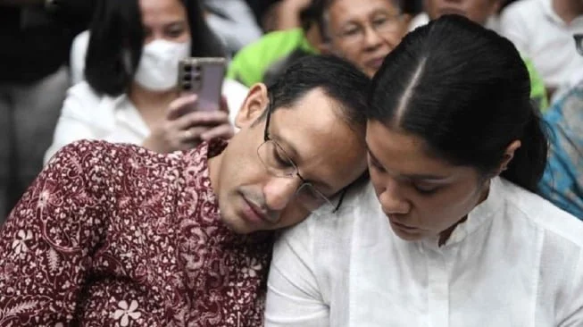 Terdakwa kasus dugaan korupsi pengadaan Chromebook Nadiem Makarim (kiri) bersandar di bahu istrinya Franka Franklin Makarim (kanan) sebelum menjalani sidang tuntutan di Pengadilan Tipikor, Jakarta, Rabu (13/5/2026). [ ANTARA FOTO/M Risyal Hidayat/nym/pri.]
