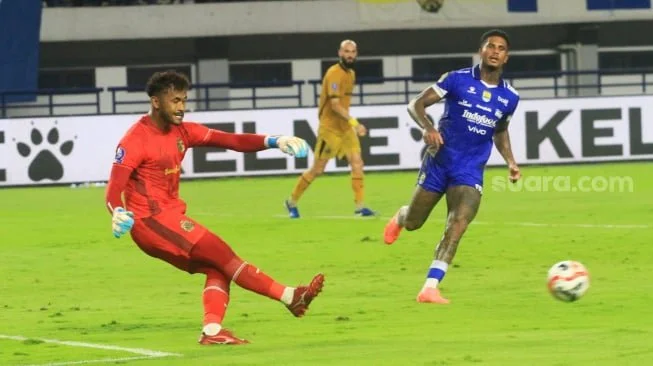 Penjaga gawang Bhayangkara FC, Aqil Savik. (Suara.com/Rahman)