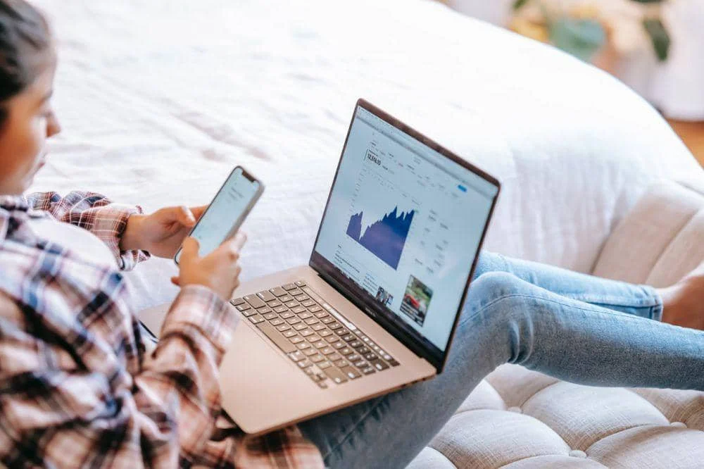 ilustrasi memangku laptop (pexels.com/Liza Summer)