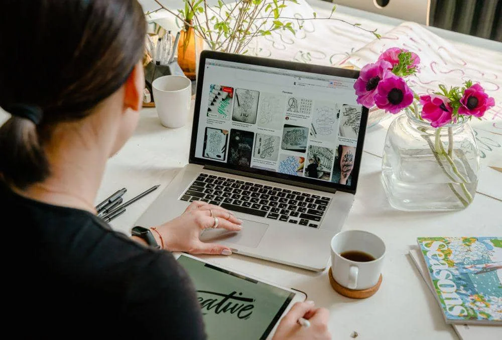 ilustrasi menatap layar laptop (pexels.com/Anthony Shkraba)