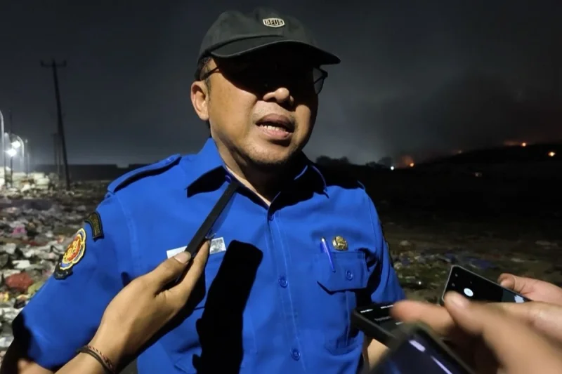 TPA Jatiwaringin Tangerang Terbakar, Belasan Warga Mengungsi ke Kantor Desa