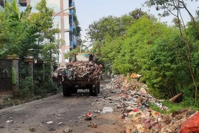 Sampah Mengular di Jalan Raya Cakung Barat Jaktim, Kecamatan Bersih-bersih