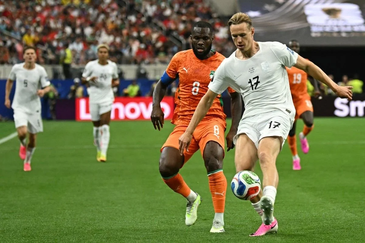Torbjorn Heggem berebut bola dengan Franck Kessie dalam pertandingan sepak bola babak 32 besar Piala Dunia 2026 antara Pantai Gading dan Norwegia di Stadion Dallas, Arlington, pada 30 Juni 2026.