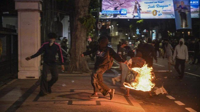 KontraS Temukan Dugaan Massa Bayaran Pancing Kericuhan Demo Surabaya