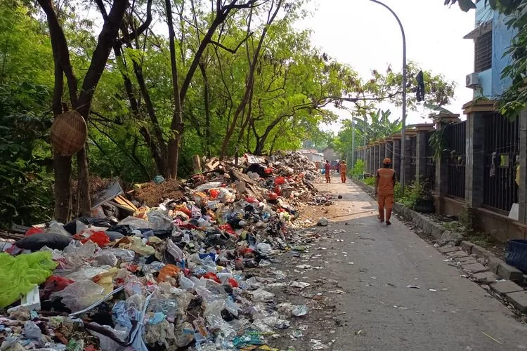Tumpukan sampah di Gang Swadaya, Kelurahan Cakung Barat, Kecamatan Cakung, Jakarta Timur yang mulai diangkut, Selasa (30/6/2026)
