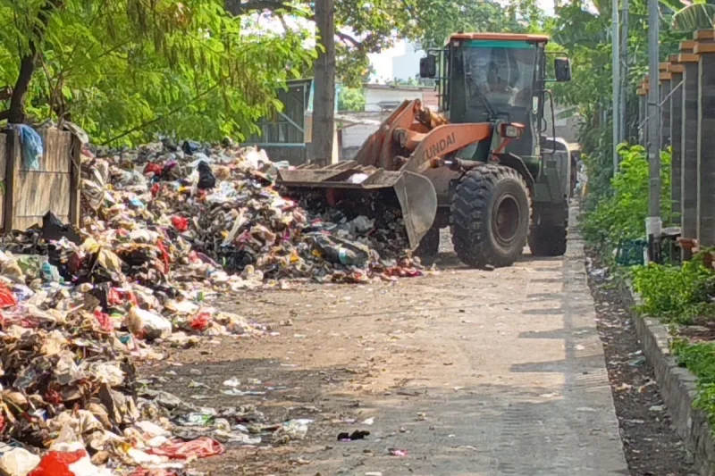 Akar Masalah Tumpukan Sampah Meluber Sepanjang Jalan di Cakung Jaktim