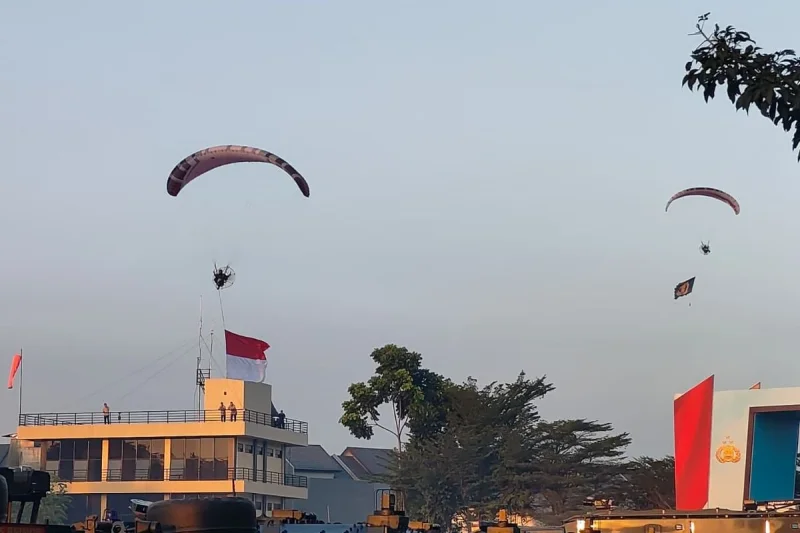 Sejumlah Paramotor Hiasi Langit Satlat Brimob Cikeas Jelang Puncak Hari Bhayangkara ke-80