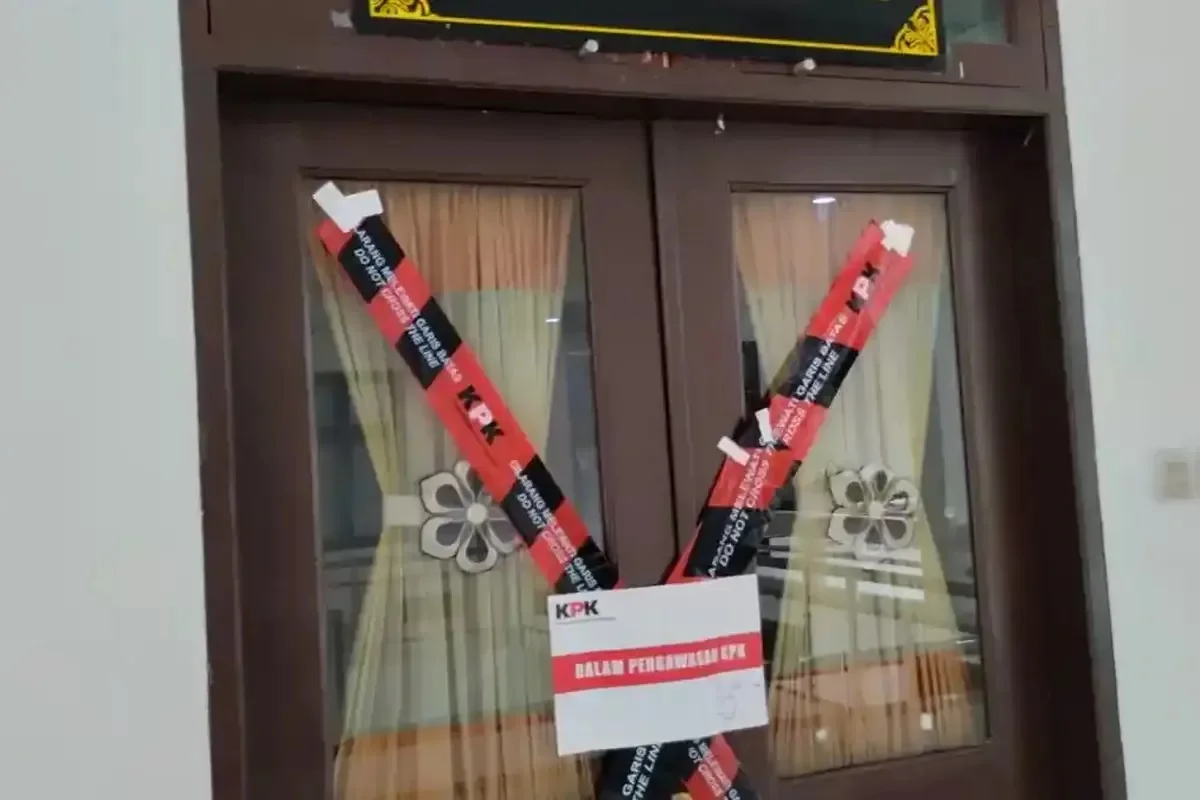 Sejumlah ruangan di kantor Bupati Kuansing, mulai dari ruang kerja Bupati, Wakil Bupati, Sekda hingga ruang kerja Asisten I disegel KPK.