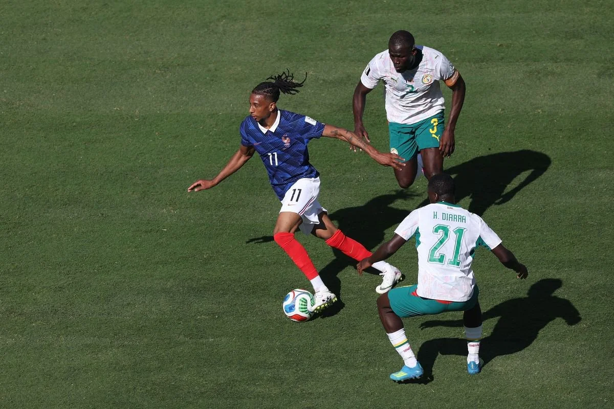 Michael Olise dari timnas Perancis berduel dengan Habib Diarra (kanan) dan Kalidou Koulibaly dari Senegal pada laga Grup I antara Perancis dan Senegal di Piala Dunia FIFA 2026 di Stadion New York New Jersey di New York, Amerika Serikat, 16 Juni 2026.
