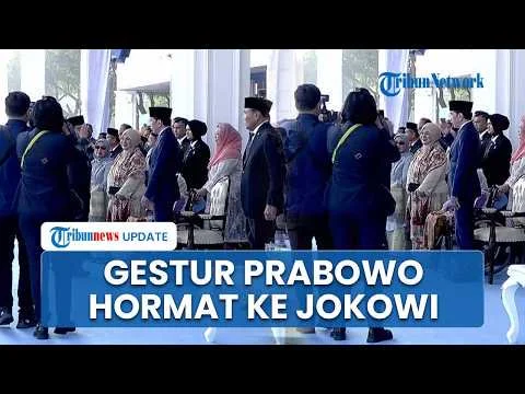 Detik-detik Prabowo Beri Salam Hormat ke Jokowi saat Tiba di Mimbar HUT ke-80 Bhayangkara