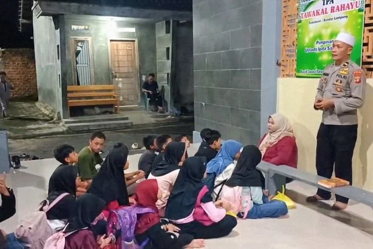 Dari Teras Masjid, Aipda Saihun Menanamkan Cinta Al-Qur'an dan Mengajak Anak-Anak Betah Menghabiskan Waktu di Rumah Ibadah